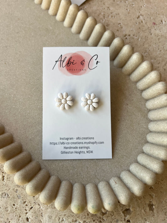 1.5cm White Flower Stud